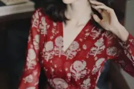 内娱女演员深夜溜进KTV陪酒姿态放低到尘埃