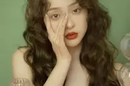 刘涛弯腰7秒上热搜：娱乐圈人设塌了真实值钱了